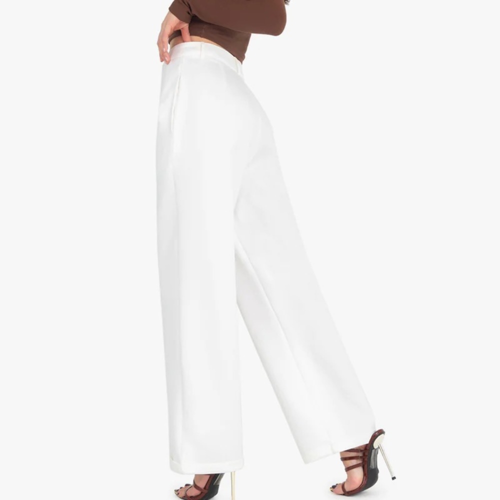 Kittenish white pants - Picture 3 of 3
